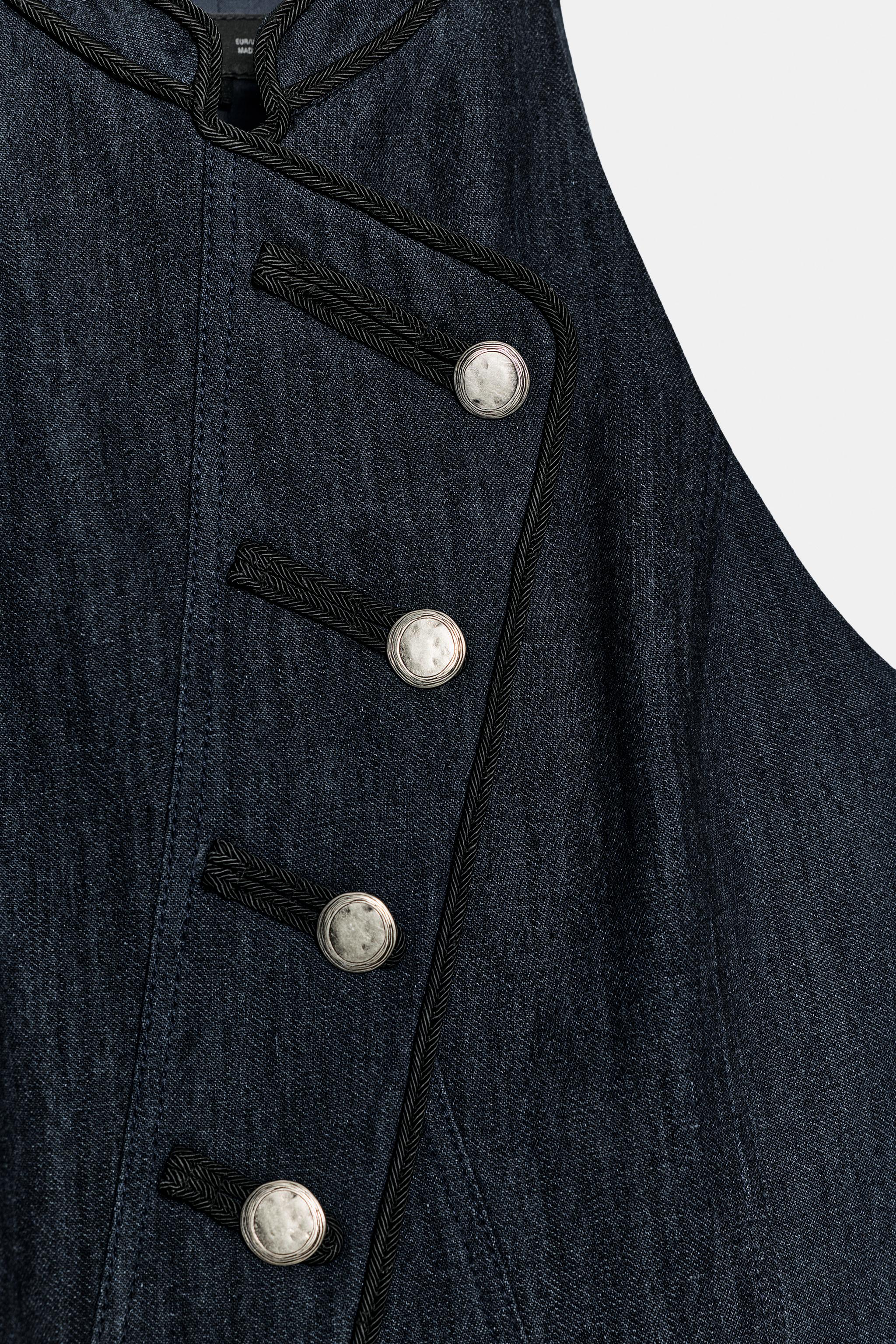 CONTRAST PIPING HALTER VEST